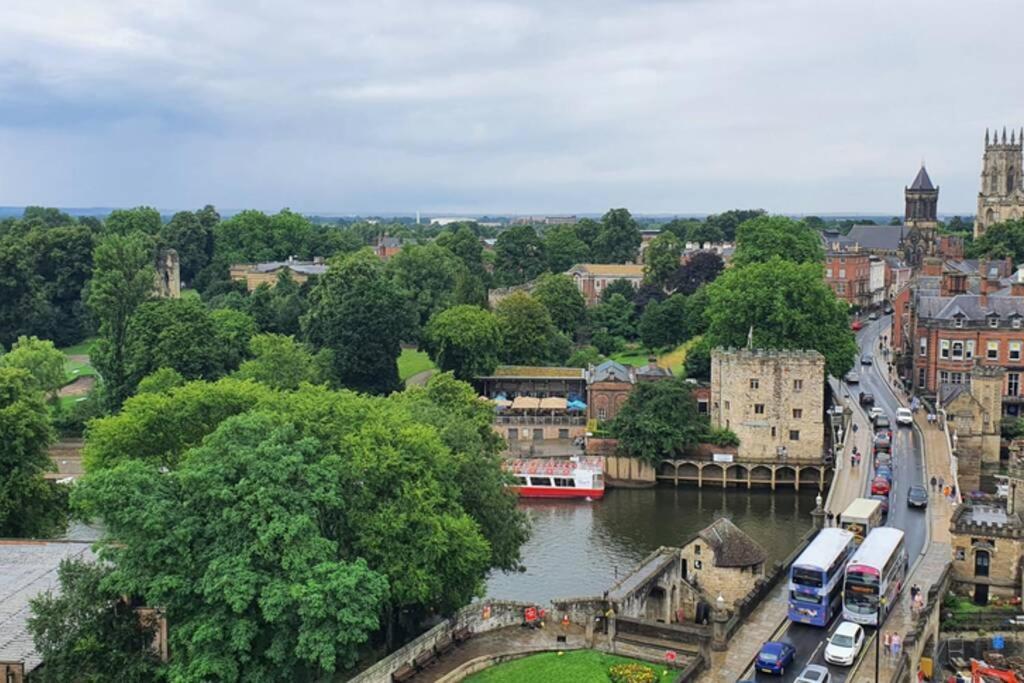 Luxury One Bedroom Apartment Within The City Walls ヨーク エクステリア 写真